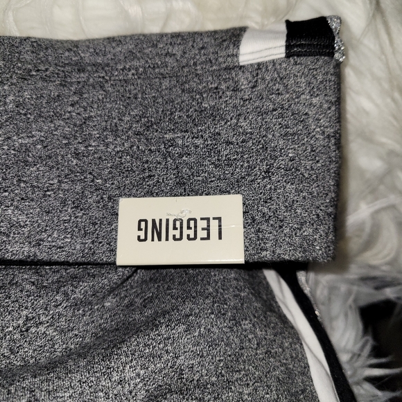 VS PINK embroidered patch yoga legging - Picture 7 of 8